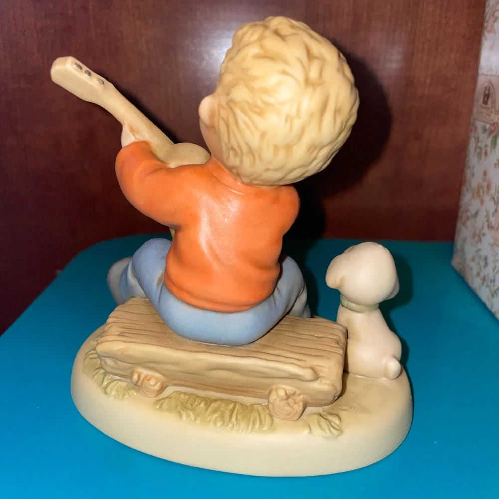 🎸New Memories of Yesterday Charming Figurine of Boy with Guitar and Dog - Picture 5 of 6